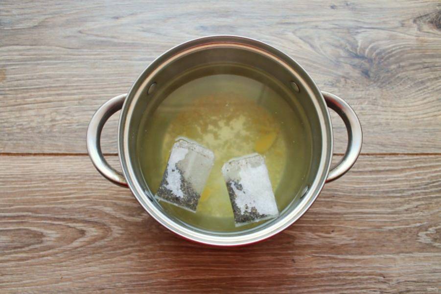 Удалите из кастрюли дольки имбиря и добавьте в кастрюлю зеленый чай.