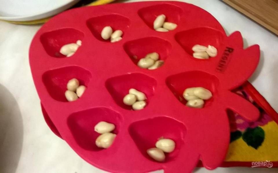На дно формы или формочек уложите арахис без шелухи. Его залейте будущим щербетом.