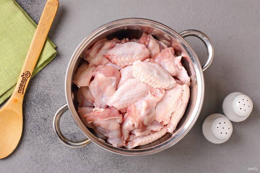Курицу разрежьте на части и переложите в глубокую миску.