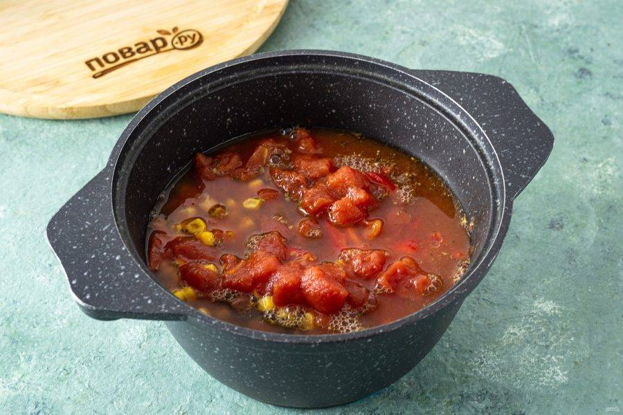 Влейте в кастрюлю овощной бульон, томаты в собственном соку и томатную пасту. Доведите до кипения. После закипания варите суп 15 минут на среднем огне.