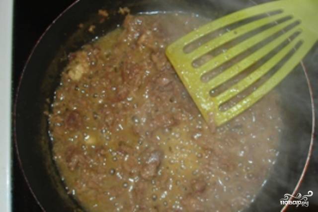 1.	Мясо нарезаем небольшими кусочками и обжариваем в сковороде на растительном масле.