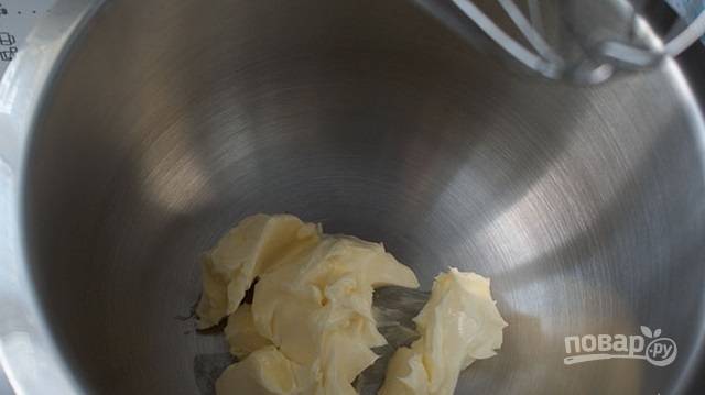 Теперь сделайте сливочно-сырный крем. Сливочное масло взбивайте миксером в течение 2-х минут.