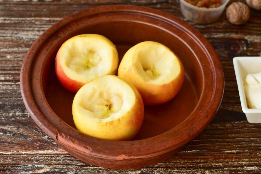 Вымойте яблоки, срежьте верхушку и аккуратно вырежьте мякоть.