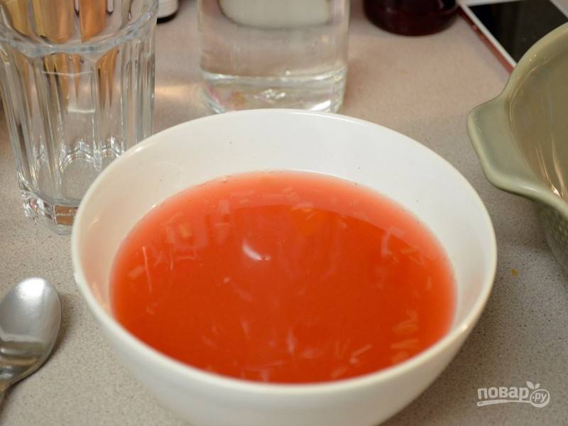 5. В сок ревеня добавьте немного клубничного сиропа из клубники. Это будет пропитка для савоярди.