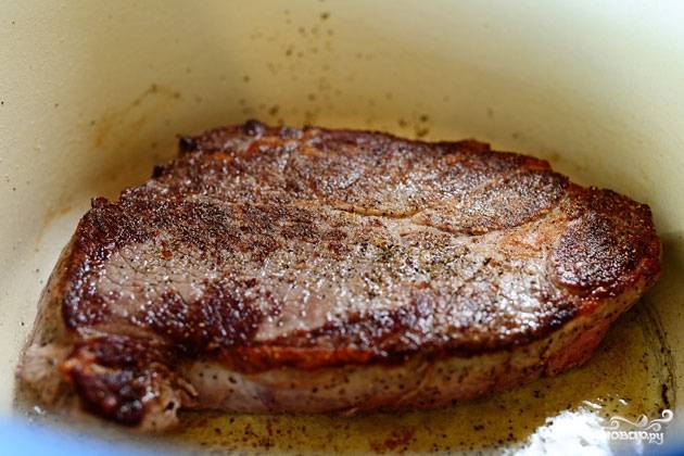 Мясо должно с обеих сторон покрыться уверенной коричневой корочкой.