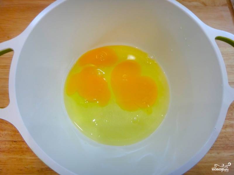 Тем временем займитесь кремом. Для этого яйца разбейте в миску. 