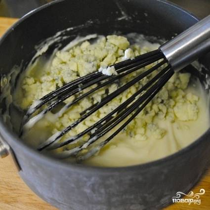 Вмешиваем в кастрюльку сыр, опять быстро перемешиваем до тех пор, пока сыр не расплавится. Отставляем однородную массу на 15 минут - пусть остывает.