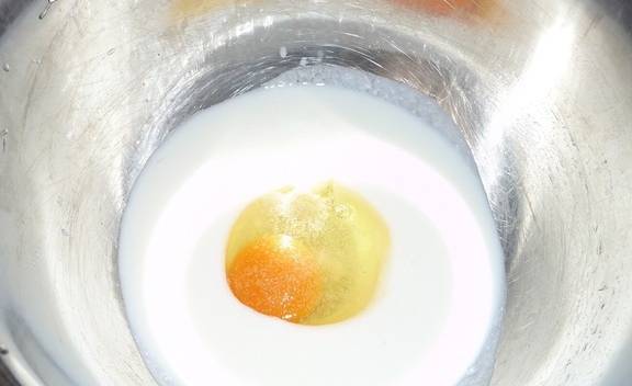 Кефир взбейте с яйцом и солью в широкой миске. Добавьте к нему соду и сахар, после чего просейте муку в миску с кефирной смесью, причем делайте это, постепенно помешивая. 