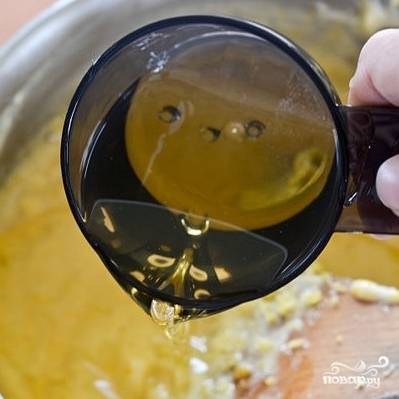 5. В тесто добавьте растительное масло и перемешайте.