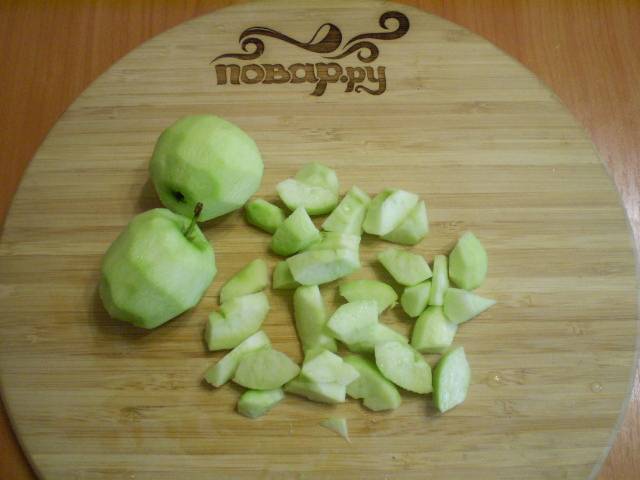 Яблоки нужно очистить от кожуры и сердцевины. Порезать кусочками.
