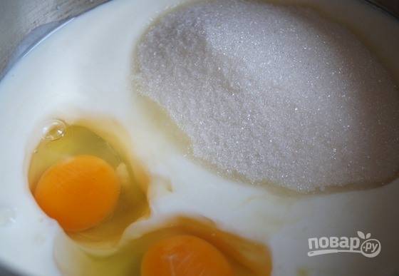 Возьмите большую глубокую миску или кастрюльку. Вбейте в нее яйца, всыпьте сахар и влейте кефир. Все ингредиенты тщательно перемешайте до однородности. Можно венчиком, но лучше воспользоваться миксером. 