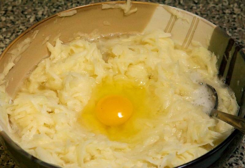 Трем картофель на крупной терке, добавим яйцо и соль по вкусу. 