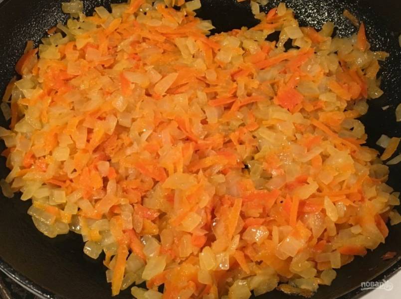 2. Нарезаем лук и морковь, обжариваем до золотистого цвета на растительном масле. Тем временем подготавливаем фарш (берем готовый или перекручиваем мясо). Соль и специи добавляем по вкусу. Обязательно добавьте зиру и молотую паприку, без этих специй шведские тефтельки невозможны.