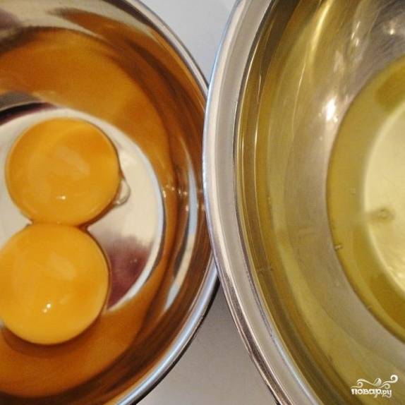 Яичные белки отделяем от желтков.