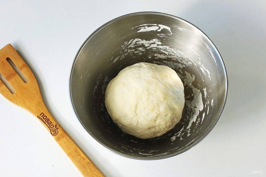 Замесите упругое и эластичное тесто, которое не липнет к рукам. Соберите тесто в шар, накройте и оставьте на 20 минут.