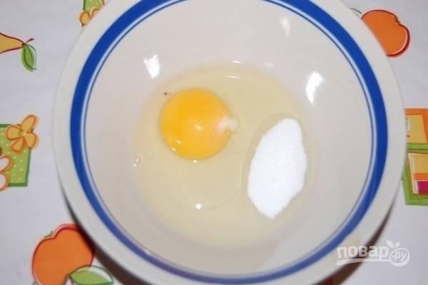 4.	Теперь подготовьте тесто для блинов: в миске смешайте яйцо и сахар.