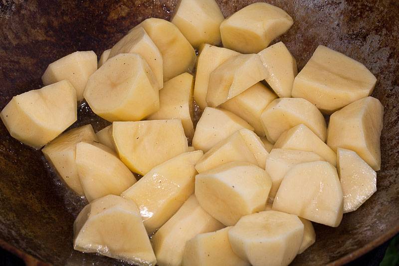 1. Хорошо прогреваем казан с растительным маслом, и обжарим в нем картофель ломтиками до золотистого цвета.