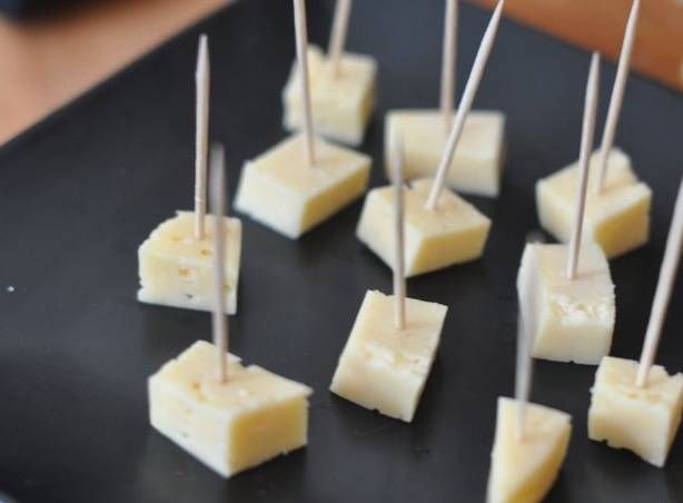 Наколите на шпажки кусочки сыра. 