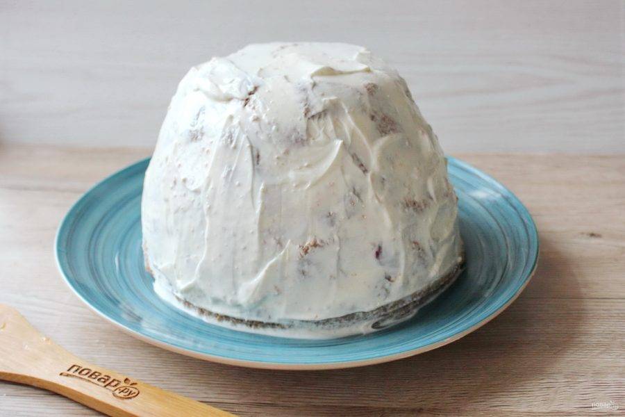  Смажьте торт со всех сторон отложенным сметанным кремом. 