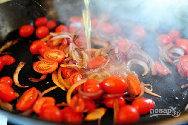 2. Нагрейте оливковое масло на сковороде, обжарьте измельченный лук и половинки черри. Протушите овощи пару минут. Влейте бульон и смесь анчоусов. Добавьте соль и перец по вкусу.
