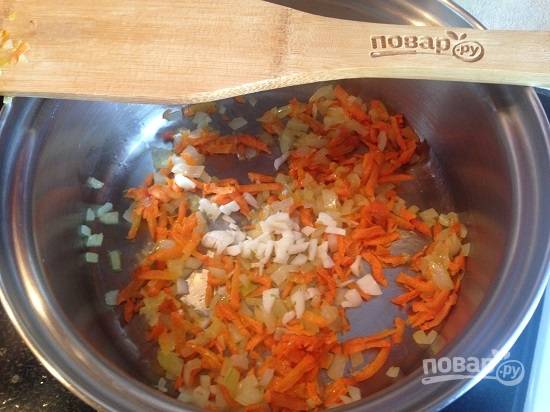 6. Добавим к луку и моркови мелко нарезанный чеснок и обжариваем минуту-полторы.