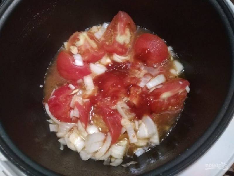 5. Потом в мультиварке обжарьте пару минут помидоры. Добавьте к ним чеснок и лук. Готовьте овощи ещё 3-4 минуты до мягкости.