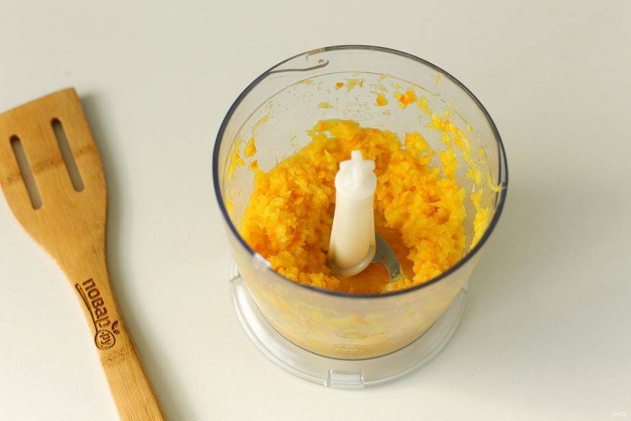 Измельчите апельсин при помощи блендера или мясорубки.