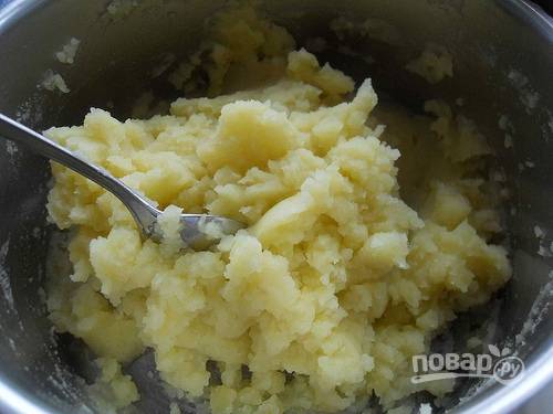 1.	Очистите картошку от кожуры, затем вымойте и нарежьте небольшими кусочками. Отварите до готовности и разомните вилкой, добавьте соль и немного подсолнечного масла, перемешайте.