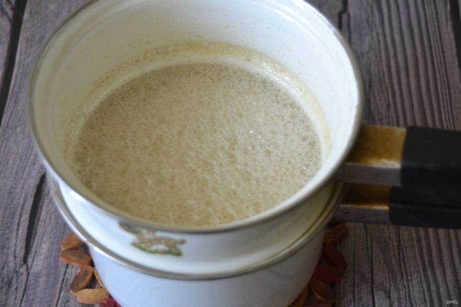 Поставьте молочную смесь с желтками на водяную баню, варите до загустения, время от времени помешивая.