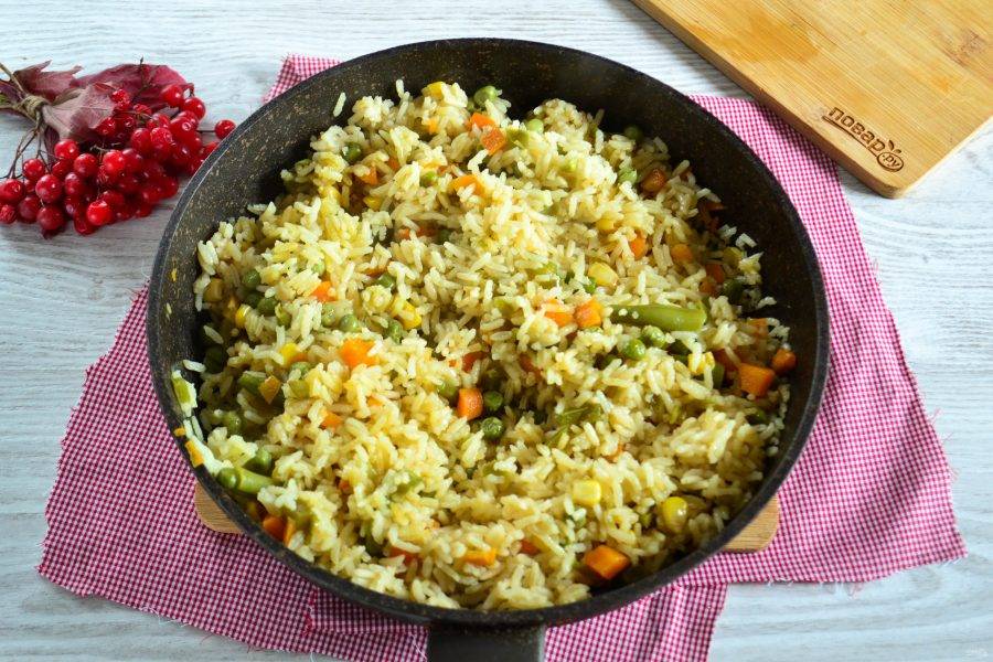 Рис с овощами и курицей в соевом соусе