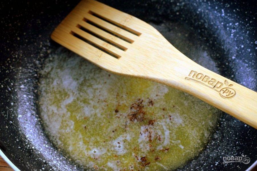 В оставшееся масло на сковороде добавьте сливочное масло, растопите. Добавьте мускатный орех.