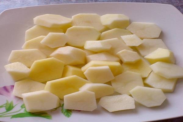 3. В данном варианте используется картофель, чтобы не готовить дополнительно гарнир. Картофель необходимо вымыть, очистить и нарезать тонкими ломтиками. Немного посолить по вкусу. 