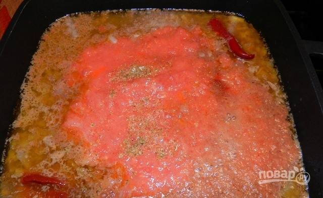 Через десять минут влейте в кастрюльку тертые помидоры, добавьте томатную пасту, вино, уцхо-сунели и красный перчик. Хорошенько все размешайте и доведите ингредиенты до кипения. Добавьте рубленую зелень и подавайте блюдо к столу. 