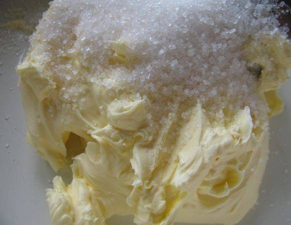 4. Смешиваем с сахаром талое масло. Можно заменить его маргарином, но тогда вкус пирога будет немного другим.