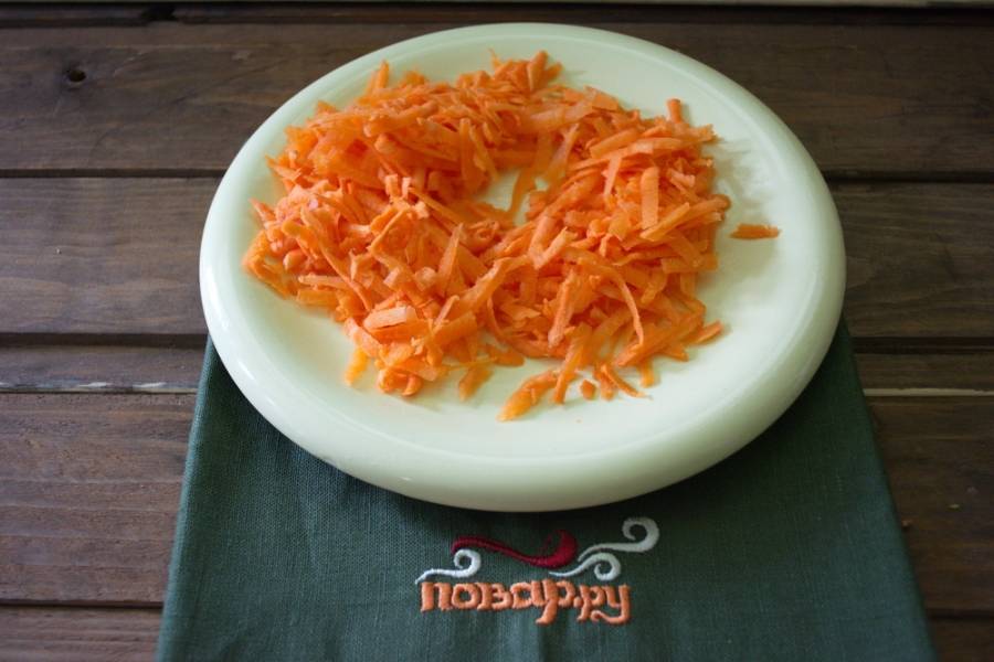 Морковь натрем на крупную терку.