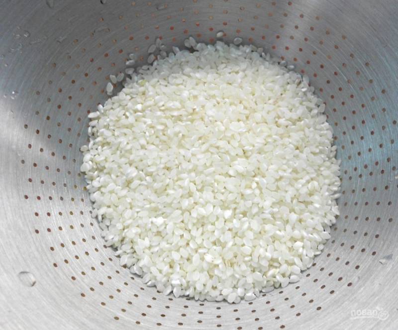 1. В Японии готовить рис учатся около 3 лет. Сам процесс варки риса на роллы не сложный, главное — правильно рассчитать пропорции и выдержать время. Для начала рис нужно несколько раз промыть под проточной водой. Очень важно, чтобы рис был специальный, для суши. Например, длиннозернистый не подойдет.