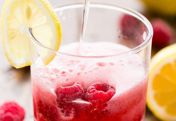 Налейте в стакан на 1/3 сиропа и добавьте содовой, добавьте лимонный сок, лед.