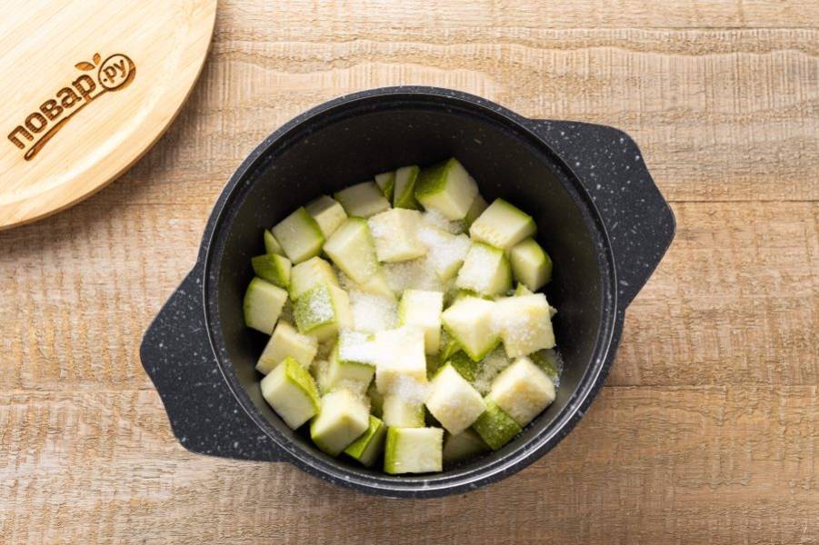 Переложите кабачок в кастрюлю, добавьте растительное масло, соль и сахар. Перемешайте и оставьте примерно на полчаса постоять.