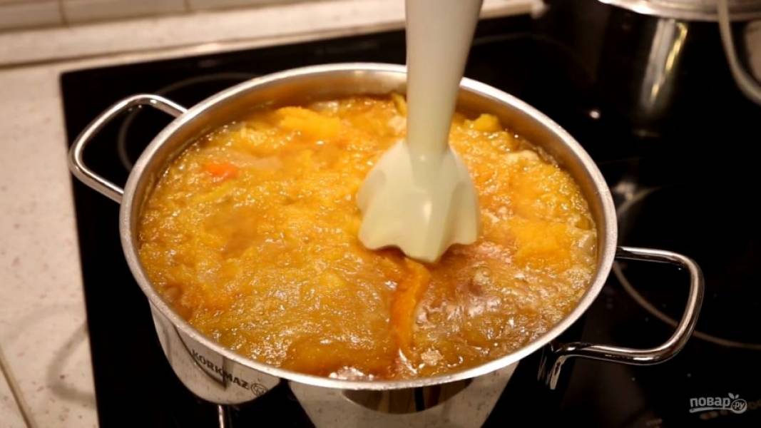С помощью  погружного блендера взбейте суп до однородности.