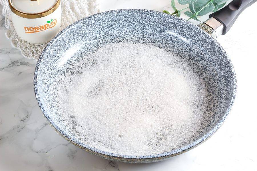 На сковороду с высокими бортиками всыпьте оставшийся сахарный песок. В этот момент можно добавить и сливочное масло.