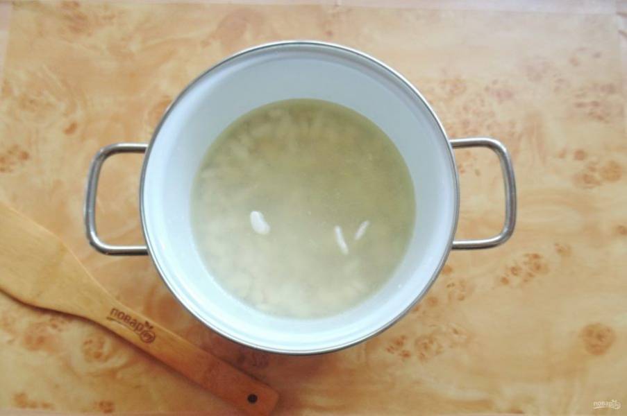 Затем выложите фасоль в кастрюлю и залейте бульоном. Поставьте на плиту и начинайте варить суп. Доведите до кипения фасоль с бульоном, снимите пену.