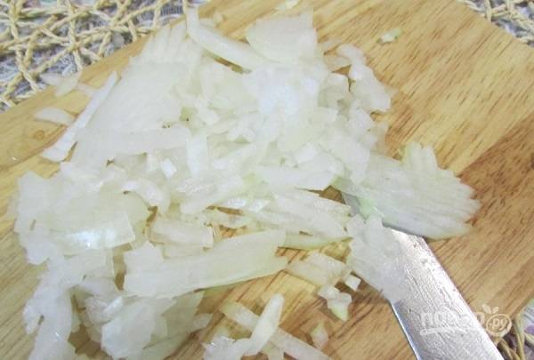 1. Очистите луковицу и измельчите. Разогрейте на сковороде немного растительного масла (можно использовать сало или бекон, например). Выложите лук и обжарьте до прозрачности. 
