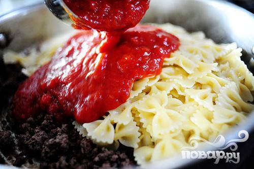 3. Добавить к макаронам соус для спагетти или пиццы и аккуратно перемешать. 