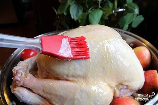 6. Растопите сливочное масло, смажьте им птицу со всех сторон с помощью кисточки. 