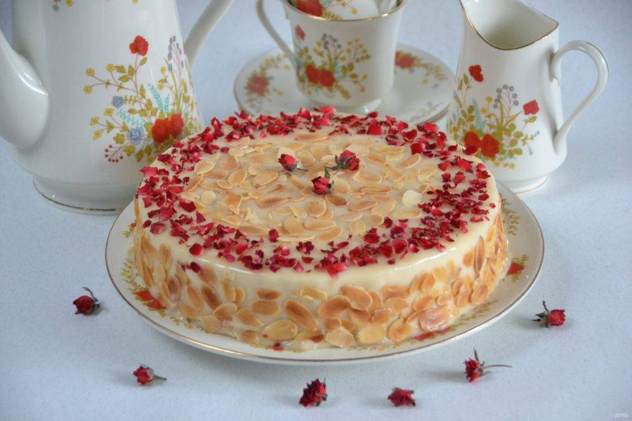 Украсьте торт по своему вкусу. В данном рецепте использованы лепестки миндаля и сублимированные бутоны роз.