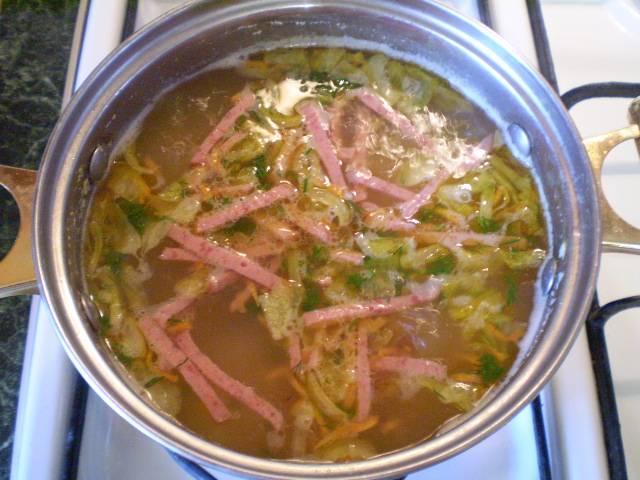 11. Заправляем суп жареными овощами, колбасой и укропом. Провариваем 1 минуту и выключаем. Суп готов.