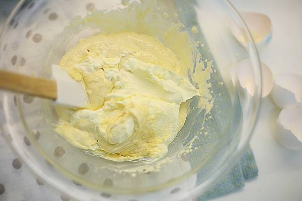 1. Для начала в глубокой мисочке разотрите как следует желтки с сахаром (в данном рецепте приготовления бисквита на сметане белки не используются). Добавьте сметану, как следует перемешайте. 