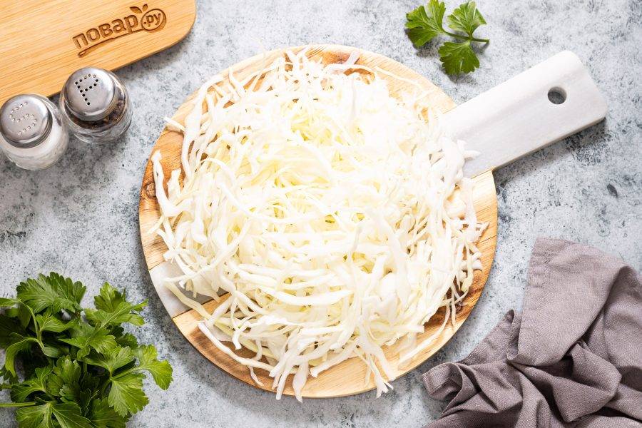 Капусту тонко нашинкуйте.