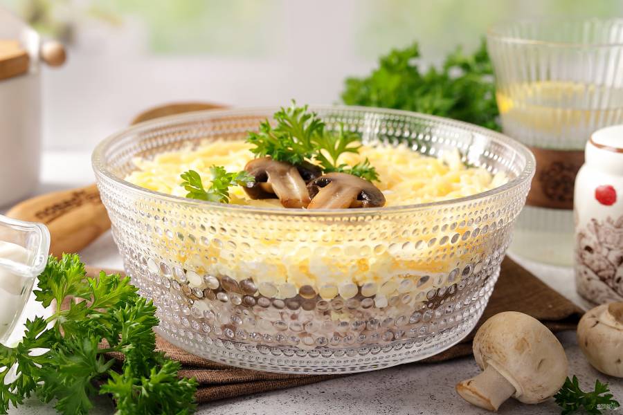 Салат с курицей, и грибами, и сыром