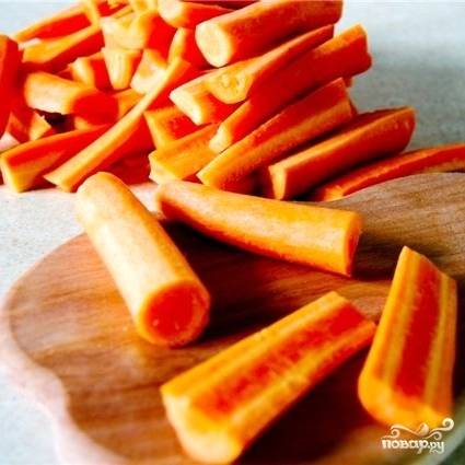 Морковь нарезаем на пальчики размером около 6 см.